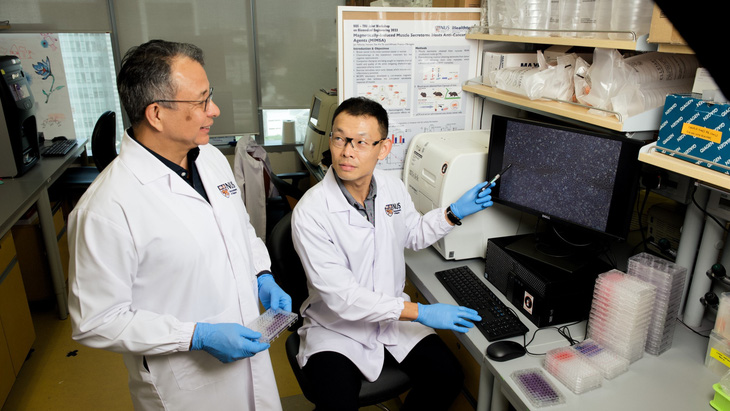 Nhóm nghiên cứu của phó giáo sư Alfredo Franco-Obregón (trái) và tiến sĩ nghiên cứu cấp cao Alex Tai đã chứng minh rằng phương pháp kích thích cơ không xâm lấn của họ có thể giúp ức chế sự phát triển và xâm lấn của tế bào ung thư - Ảnh: NUS