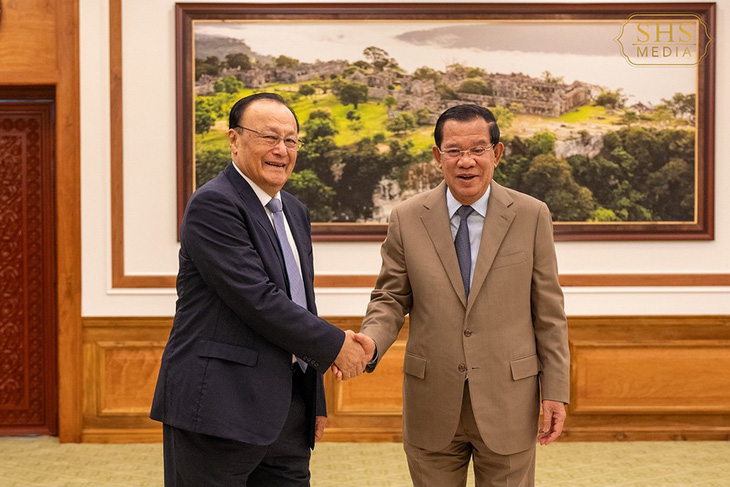 Chủ tịch Thượng viện Campuchia Hun Sen (phải) gặp ông Shohrat Zakir tại trụ sở Thượng viện Campuchia hôm 23-5 - Ảnh: PHNOM PENH POST/SHS