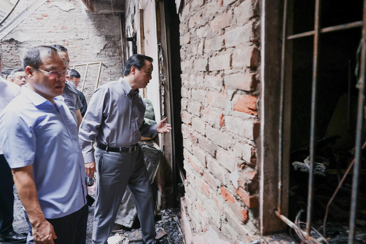 Phó thủ tướng Trần Hồng Hà trực tiếp kiểm tra hiện trường vụ cháy - Ảnh: QUANG MINH