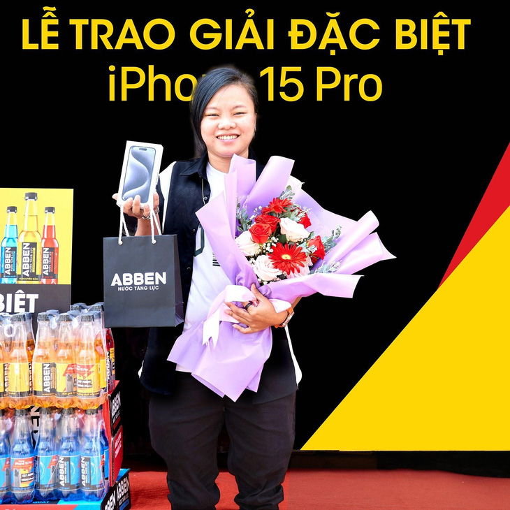 Chị Trần Thị Thu Trang bên chiếc iPhone vừa được ban tổ chức bàn giao