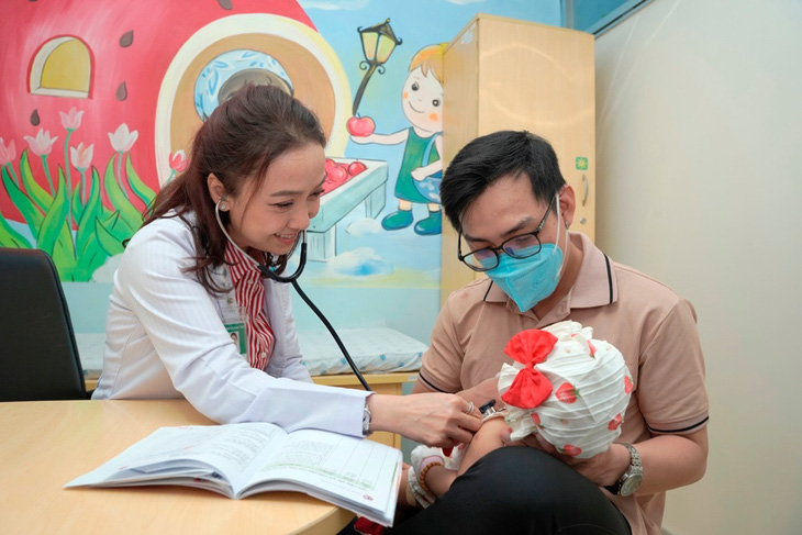 ThS BS. Nguyễn Hiền Minh thăm khám, tư vấn tiêm chủng cho bệnh nhi