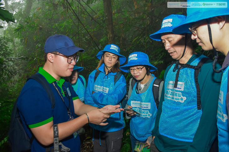 Các lãnh đạo chương trình Mizuiku thích thú tìm hiểu về hệ thực vật tại Vườn quốc gia Ba Vì