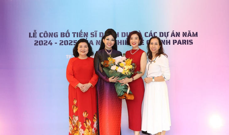 Tiến sĩ, á hậu quý bà thế giới Nguyễn Thu Hương (thứ 2 từ phải sang) cùng chuyên gia tâm lý Lý Thị Mai (đầu tiên từ trái sang) đến chúc mừng NTK Quỳnh Paris
