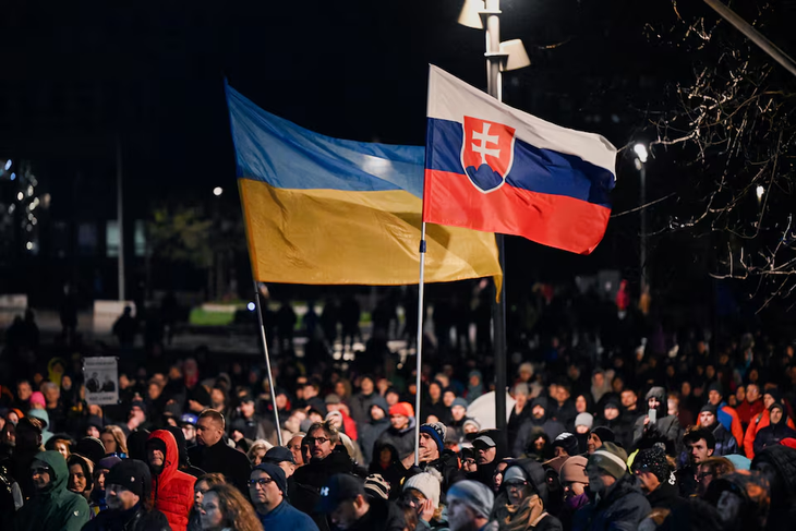Biểu tình ủng hộ Ukraine ở Slovakia. Ảnh: Reuters