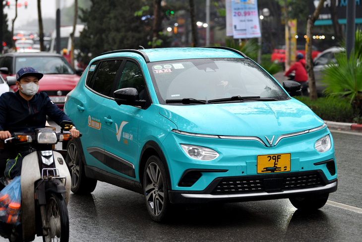 Taxi điện ngày càng được nhiều người lựa chọn vì giảm tiếng ồn và giảm ô nhiễm môi trường - Ảnh: NAM TRẦN