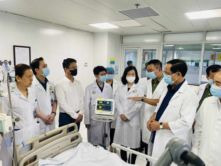 Sáng 24-5, Phó chủ tịch Quốc hội Trần Quang Phương và Bộ trưởng Bộ Y tế Đào Hồng Lan thăm, động viên nạn nhân vụ cháy đang điều trị tại Bệnh viện Giao thông vận tải - Ảnh: BVCC