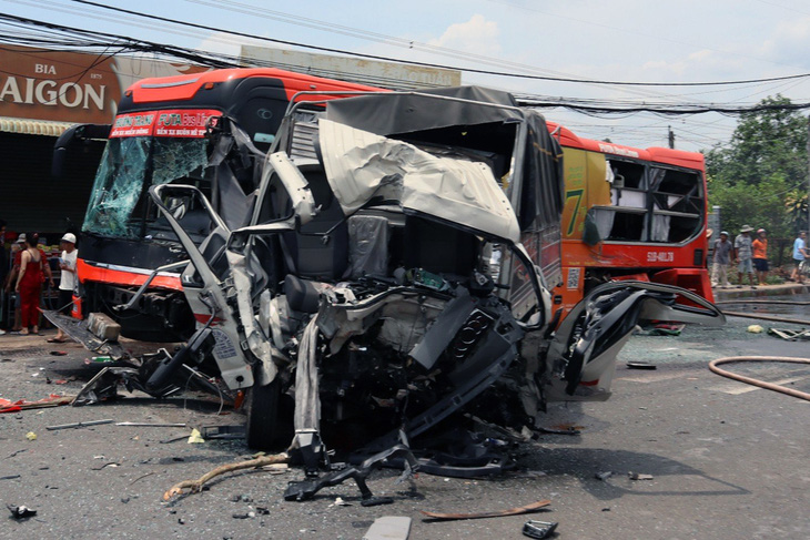 Hiện trường vụ tai nạn liên hoàn ở Bình Phước vào sáng 13-5 khiến một người chết, ba người bị thương nặng - Ảnh: AN BÌNH