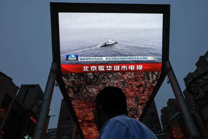 Ảnh chụp tại Bắc Kinh hôm 23-5 cho thấy màn hình chiếu cảnh Trung Quốc tập trận quân sự quanh đảo Đài Loan - Ảnh: REUTERS
