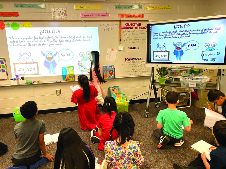 Học sinh lớp 3 sử dụng công nghệ như Google Slides, projector, SMART board thành thạo để tự thực hiện các bài trình bày và dự án.  Ảnh: Đinh Thu Hồng