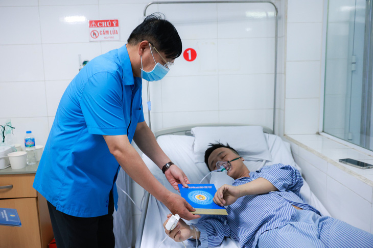 Phó chủ tịch Tổng liên đoàn Lao động Việt Nam Phan Văn Anh thăm hỏi, động viên, tặng quà nạn nhân vụ cháy khiến 14 người chết ở Hà Nội - Ảnh: HẢI NGUYỄN