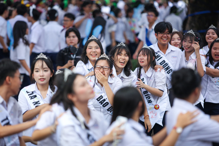 Hàng trăm học sinh Trường chuyên Lê Hồng Phong nhảy flashmob xong rồi khóc trong ngày chia tay- Ảnh 9.