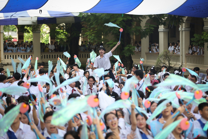 Hàng trăm học sinh Trường chuyên Lê Hồng Phong nhảy flashmob xong rồi khóc trong ngày chia tay- Ảnh 10.