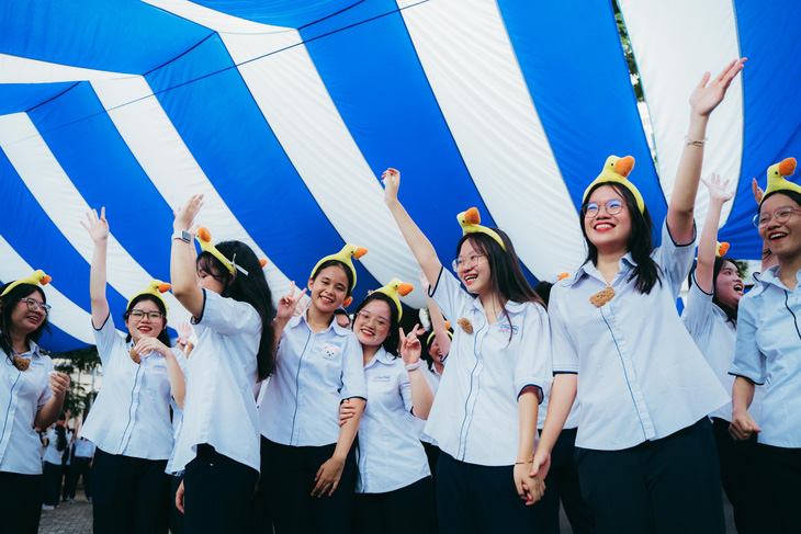 Hàng trăm học sinh Trường chuyên Lê Hồng Phong nhảy flashmob xong rồi khóc trong ngày chia tay- Ảnh 11.