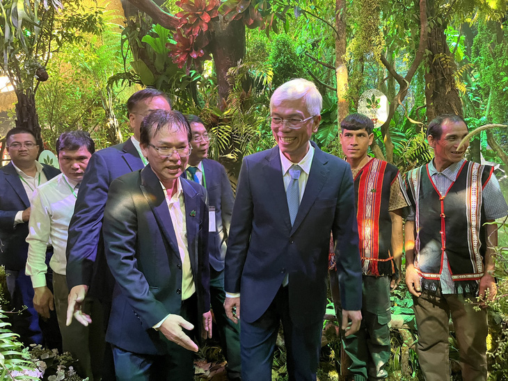 Phó chủ tịch UBND TP.HCM Võ Văn Hoan tham quan mô hình rừng sâm tại lễ hội “Sâm và hương liệu, dược liệu quốc tế TP.HCM năm 2024” - Ảnh: TRƯƠNG KIÊN