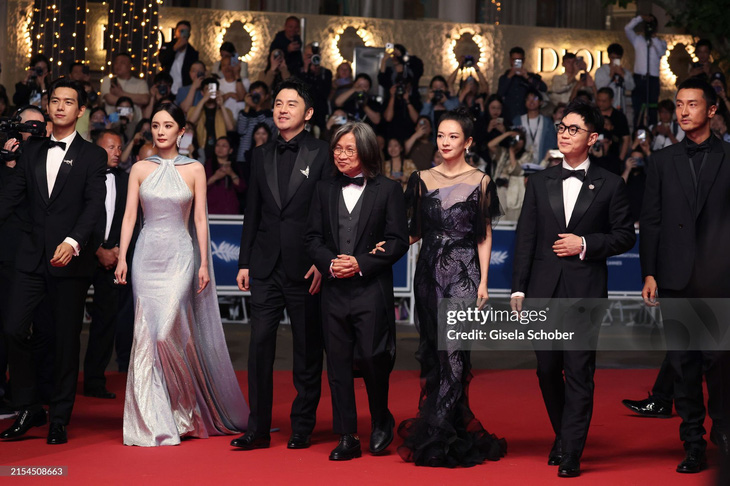 Thảm đỏ Cannes ngày 11 còn ghi nhận sự xuất hiện ấn tượng của nhiều ngôi sao Châu Á. Trong đó có đoàn phim ''Tương Viên Lộng'' hút truyền thông nhờ tạo hình ấn tượng của Dương Mịch, Chương Tử Di, Lý Hiện.
