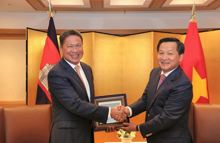 Phó thủ tướng Lê Minh Khái gặp Phó thủ tướng Campuchia Sun Chanthol ngày 23-5 bên lề Hội nghị Tương lai châu Á ở Nhật Bản - Ảnh: PHNOM PENH POST