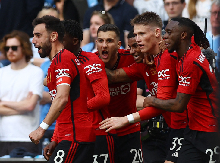Niềm vui của các cầu thủ Man United sau khi ghi bàn vào lưới Man City - Ảnh: REUTERS