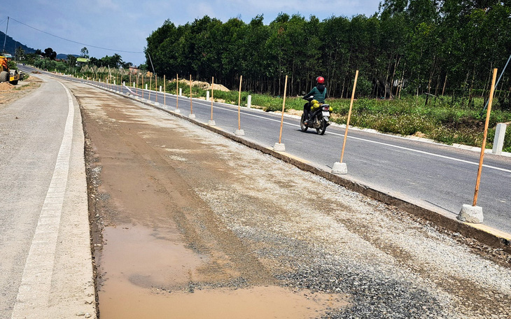 Quốc lộ 19 mới làm đã hỏng, ổ gà nối nhau dày đặc giữa đường! - Ảnh 9.