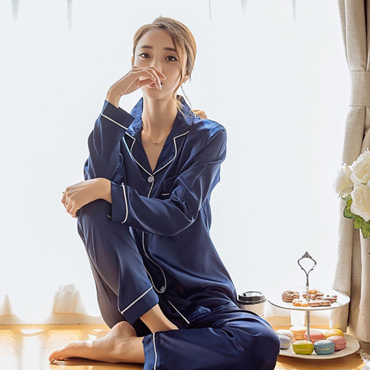 Đồ bộ bộ pijama lụa ánh mềm, dáng dài giảm 22% còn 69.000 đồng tại: https://shopee.vn/a-i.597880382.22279409882