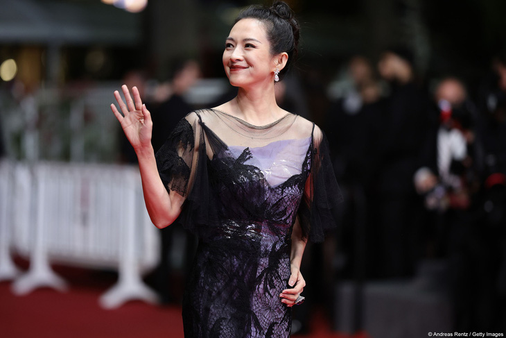 Chương Tử Di xinh đẹp bước đi trên thảm đỏ Cannes - Ảnh: GETTY