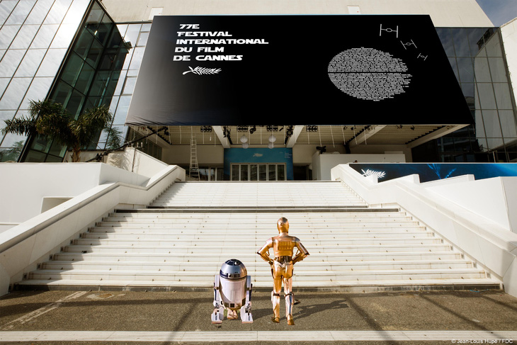 Hai nhân vật kinh điển của Star War - 3PO (phải) và R2D2 được ghép như những ngôi sao tham dự Cannes - Ảnh FDC