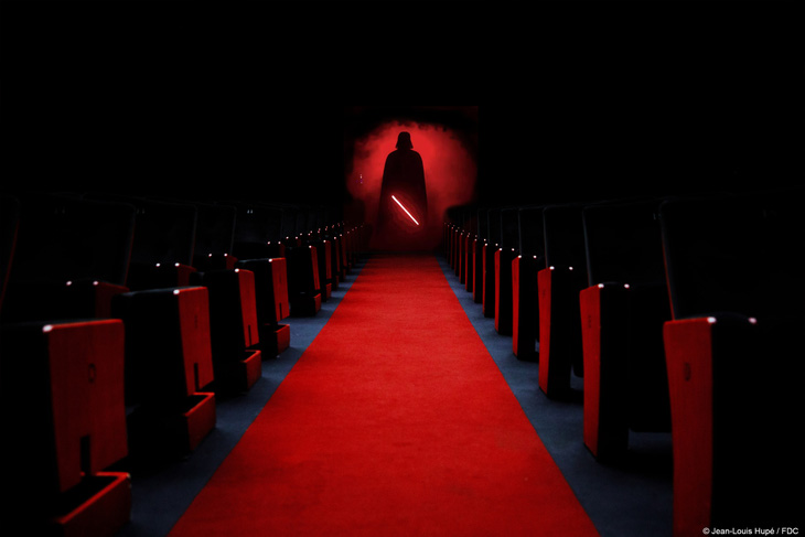 Thảm đỏ được ghép với cảnh Darth Vader xuất hiện trên hành lang tàu quân nổi dậy, một trong những thước phim kinh điển của thương hiệu Star War - Ảnh: FDC