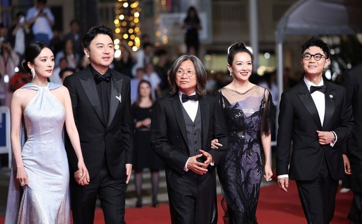 Từ trái sang: Dương Mịch, Lôi Giai Âm, đạo diễn Trần Khả Tân, Chương Tử Di, Đổng Thành Bằng - Ảnh: GETTY