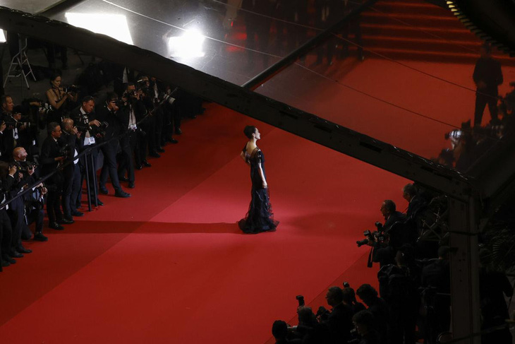 Khoảnh khắc mọi ánh đèn, máy ảnh đều hướng về Chương Tử Di trên chiếc thảm đỏ rộng rãi hiếm thấy ở Cannes - Ảnh: AP
