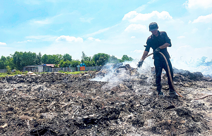 Bãi tập kết, đốt rác trái phép ở huyện Bình Chánh (TP.HCM) - Ảnh: Nhóm PV