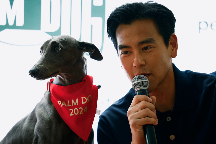 Bành Vu Yến (Eddie Peng) và chú chó Xin - chú chó cũng vừa giành giải Grand Prix Palm Dog - Ảnh: REUTERS