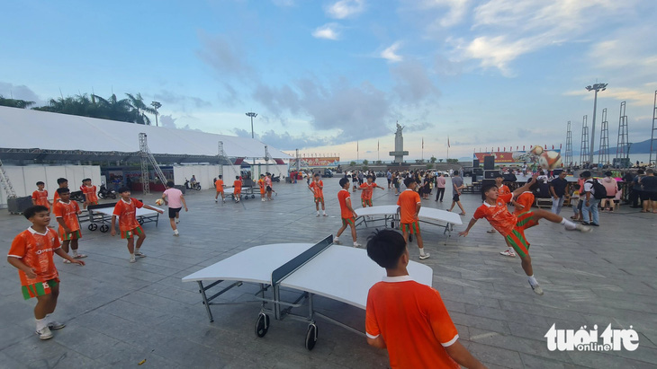 Đông đảo các bạn trẻ trải nghiệm môn thể thao mới này tại TP Quy Nhơn - Ảnh: LÂM THIÊN