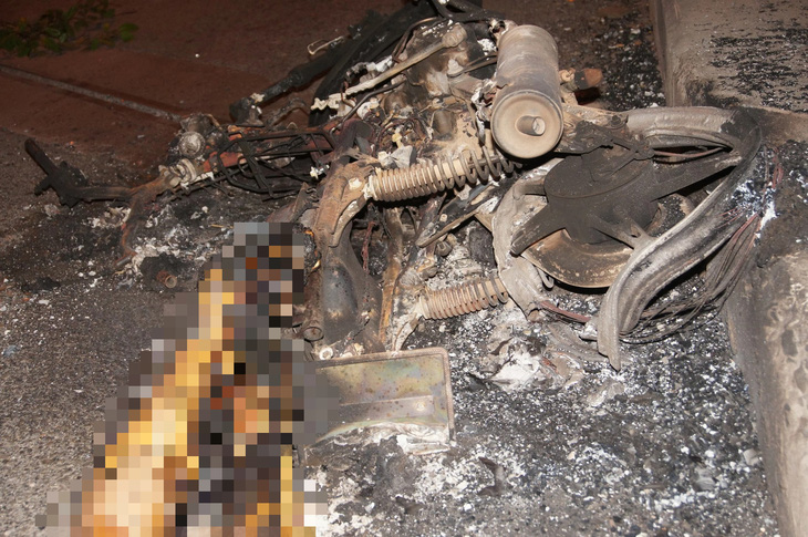 Chiếc xe máy bị cháy trơ khung sau tai nạn - Ảnh: D.Đ.