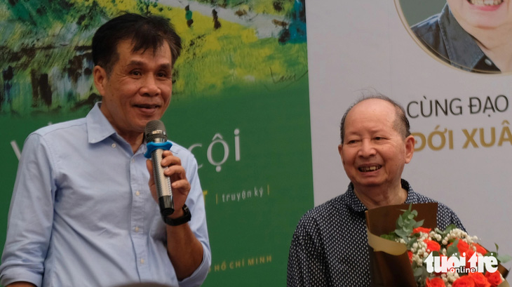 Nhà thơ Lê Minh Quốc (trái) giao lưu cùng đạo diễn, nhà văn Đới Xuân Việt - Ảnh: LINH ĐOAN