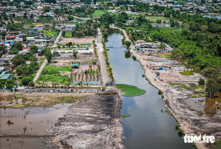 Bãi rác trên giáp kênh NT3 thuộc ấp 7, xã Vĩnh Lộc A với diện tích 1.200m2. Trong đó, khu đất tổ chức đốt rác chiếm khoảng vài trăm mét vuông - Ảnh: CHÂU TUẤN