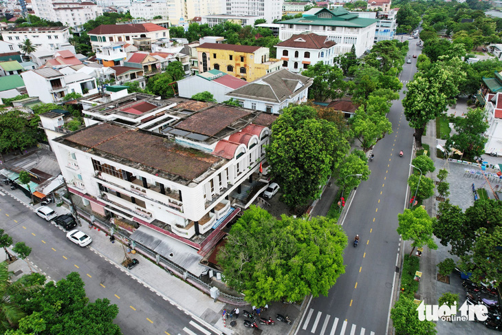 Trụ sở cũ của Sở Khoa học và Công nghệ tỉnh Thừa Thiên Huế nằm trên khu "đất vàng" giao giữa đường Lê Lợi và Phạm Hồng Thái ở Huế bỏ hoang hơn 2 năm nay
