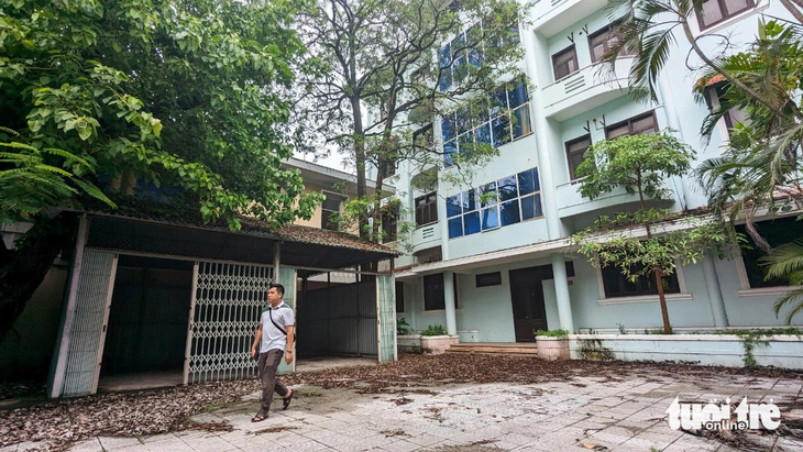 Bên trong trụ sở cũ của Sở Giáo dục và Đào tạo tỉnh Thừa Thiên Huế rác thải ngổn ngang