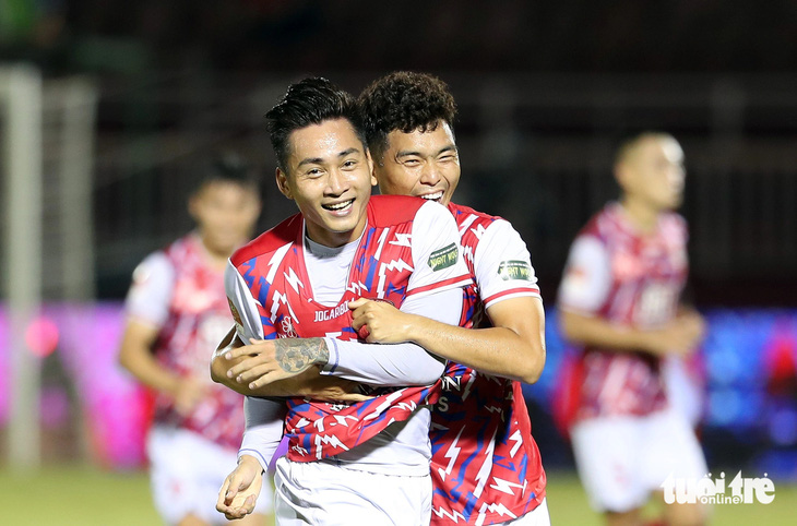 Hồ Tuấn Tài (trái) ăn mừng bàn thắng cùng CLB TP.HCM - Ảnh: N.K