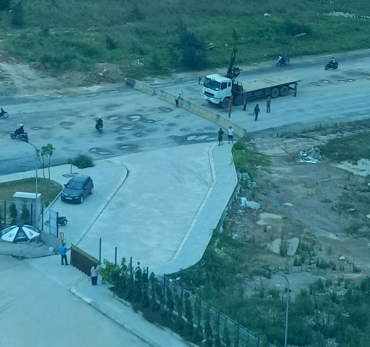 Toàn cảnh đoạn đường bị chặn và cổng Bệnh viện TTH Quảng Bình - Ảnh: NG.C.
