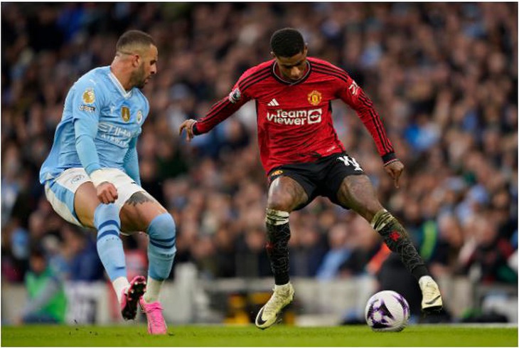 Man City - Man United (hết hiệp 1) 0-2: Mainoo nâng tỉ số- Ảnh 1. Man United (áo đỏ) cần đánh bại Man City ở trận này để "cứu cả mùa giải" bết bát - Ảnh: GETTY
