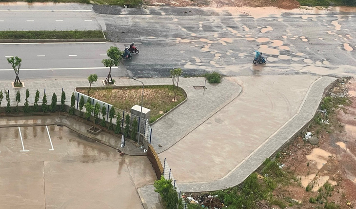 Hàng rào bê tông chặn đường trước Bệnh viện TTH Quảng Bình đã được tháo dỡ, lối vào bệnh viện đã được mở - Anh: Q.NAM