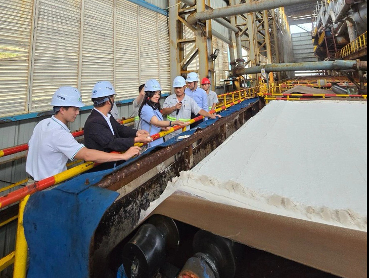 Đoàn công tác của Phân bón Cà Mau thăm dây chuyền sản xuất của Công ty Sino Agri Potash