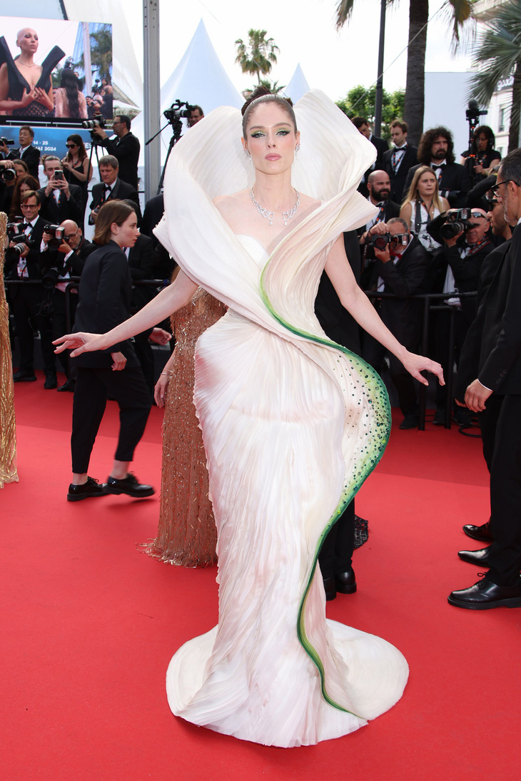 Diễn viên Bình An, á hậu Phương Nga rạng rỡ trên thảm đỏ Cannes- Ảnh 10.