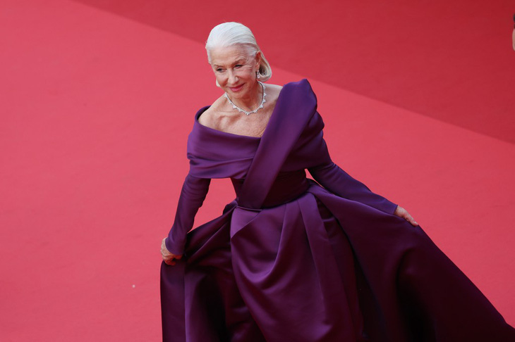 Nữ diễn viên kỳ cựu Helen Mirren bước đi trên thảm đỏ - Ảnh: Getty
