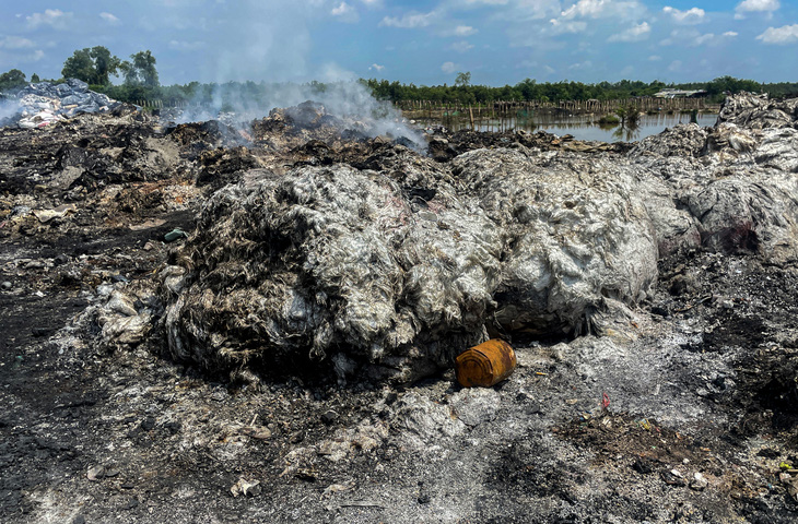 ‘Đại công trường’ đốt rác ở Bình Chánh được dọn sạch, treo bảng 'vi phạm phạt 1 tỉ đồng'- Ảnh 10.