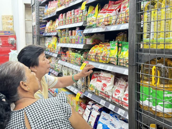 Nhiều bà nội trợ đã tìm đến Co.op Food KDC Hiệp Bình mua sắm