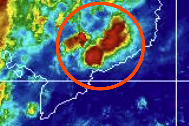 Bản đồ mây vệ tinh cho thấy mây dông đang phát triển mạnh từ hướng miền Trung về miền Nam, TP.HCM. Ảnh chụp lúc 21h15 - Ảnh: MÂY VỆ TINH