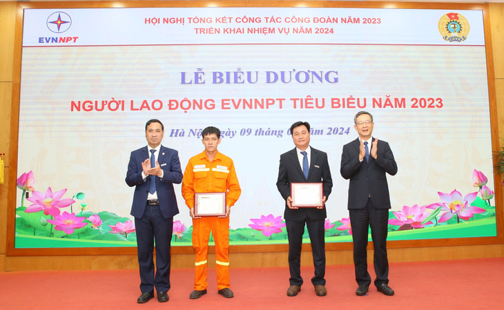 Anh Nguyễn Văn Sơn (áo cam) được EVNNPT biểu dương Người lao động tiêu biểu năm 2023