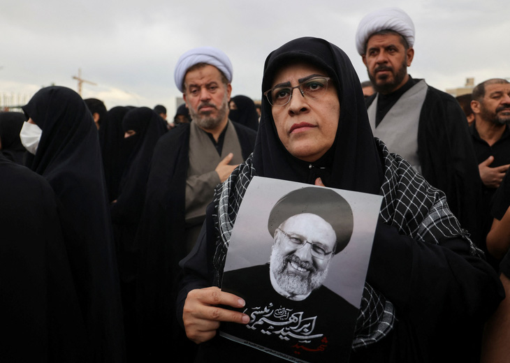 Người dân tại lễ tang cố Tổng thống Iran Ebrahim Raisi ở Qom (Iran) - Ảnh: REUTERS