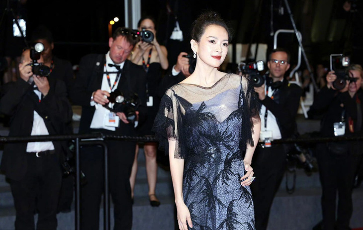 Sức hút của Chương Tử Di trên thảm đỏ Cannes trở thành đề tài hot trên Weibo, thu hút khán giả lẫn truyền thông.