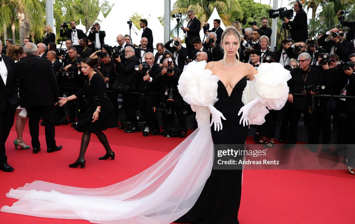 Fashionista Leonie Hanne tích cực lăng xê các thiết kế nữ tính, tông màu đen trắng trong mùa Cannes 2024.